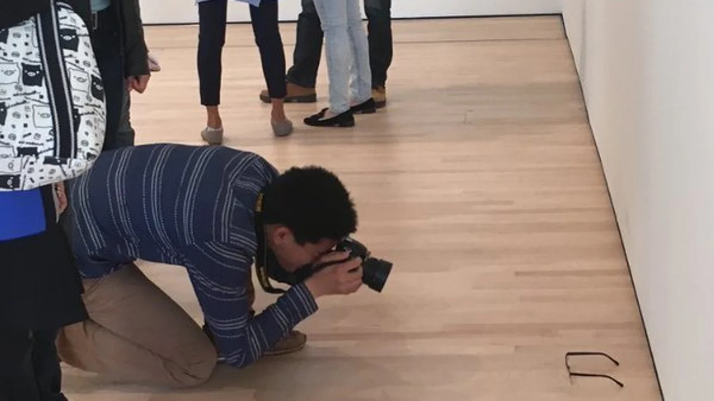 Un hombre fotografía las gafas en el MOMA Un hombre fotografía las gafas en el MOMA