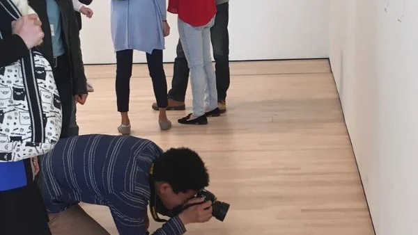 Un hombre fotografía las gafas en el MOMA