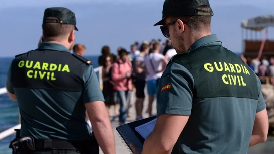 Imagen de dos guardias civiles. Imagen de dos guardias civiles.