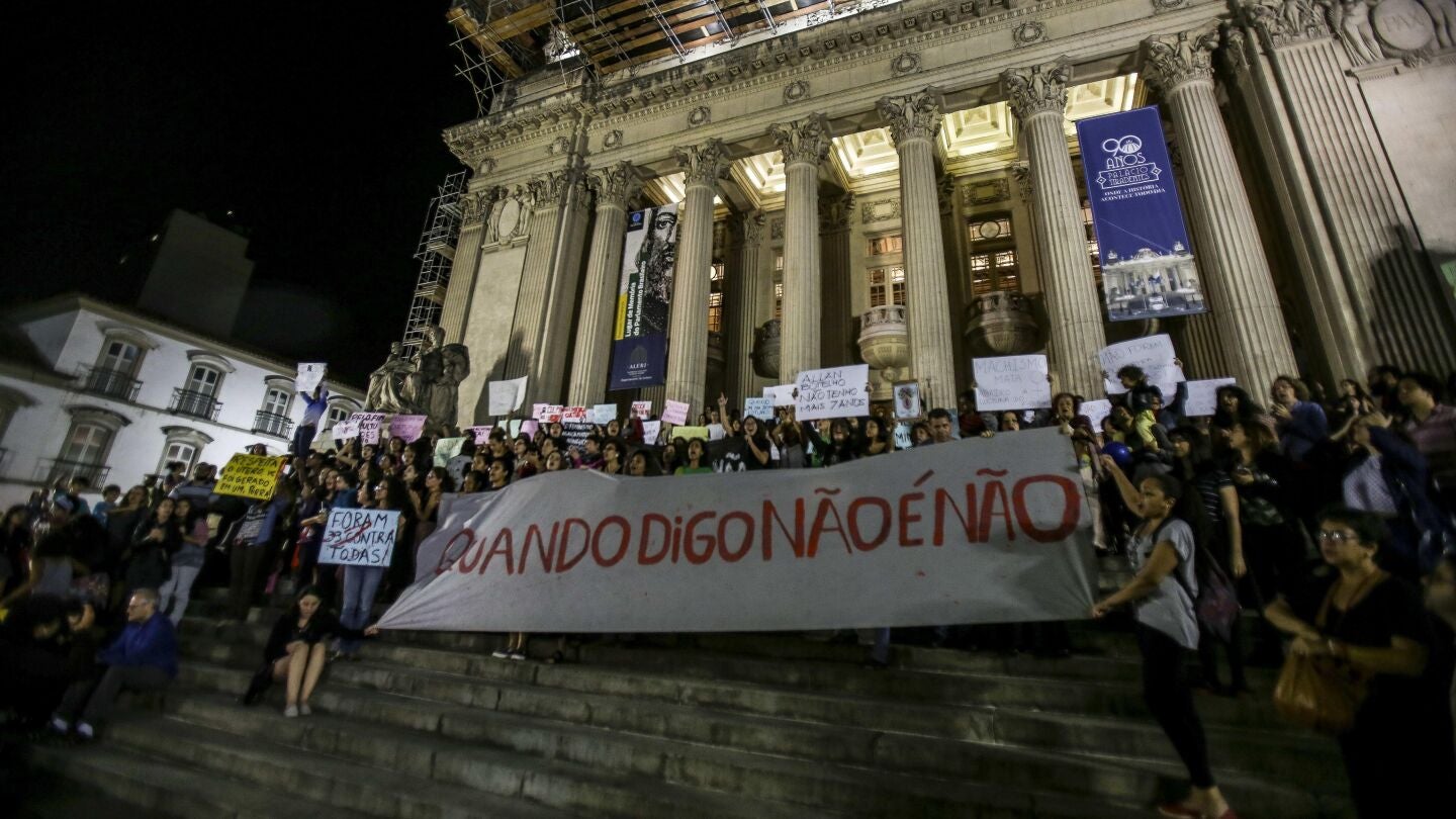 Activistas participan en una manifestaci&oacute;n contra la violaci&oacute;n de una adolescente por m&aacute;s de 30 hombres