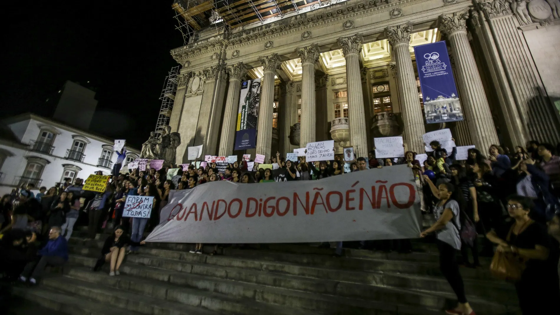 Activistas participan en una manifestación contra la violación de una adolescente por más de 30 hombres