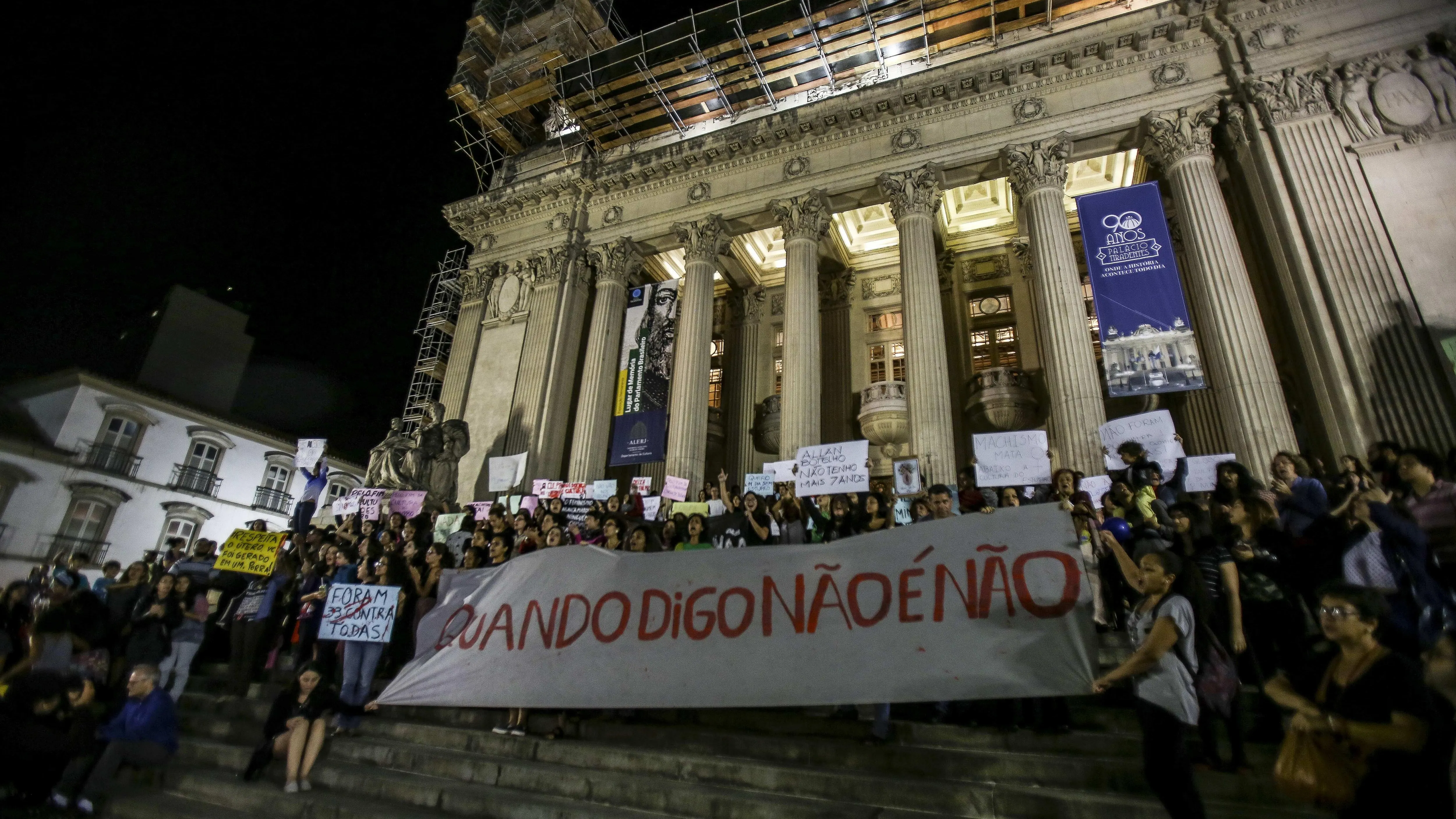 Activistas participan en una manifestación contra la violación de una adolescente por más de 30 hombres