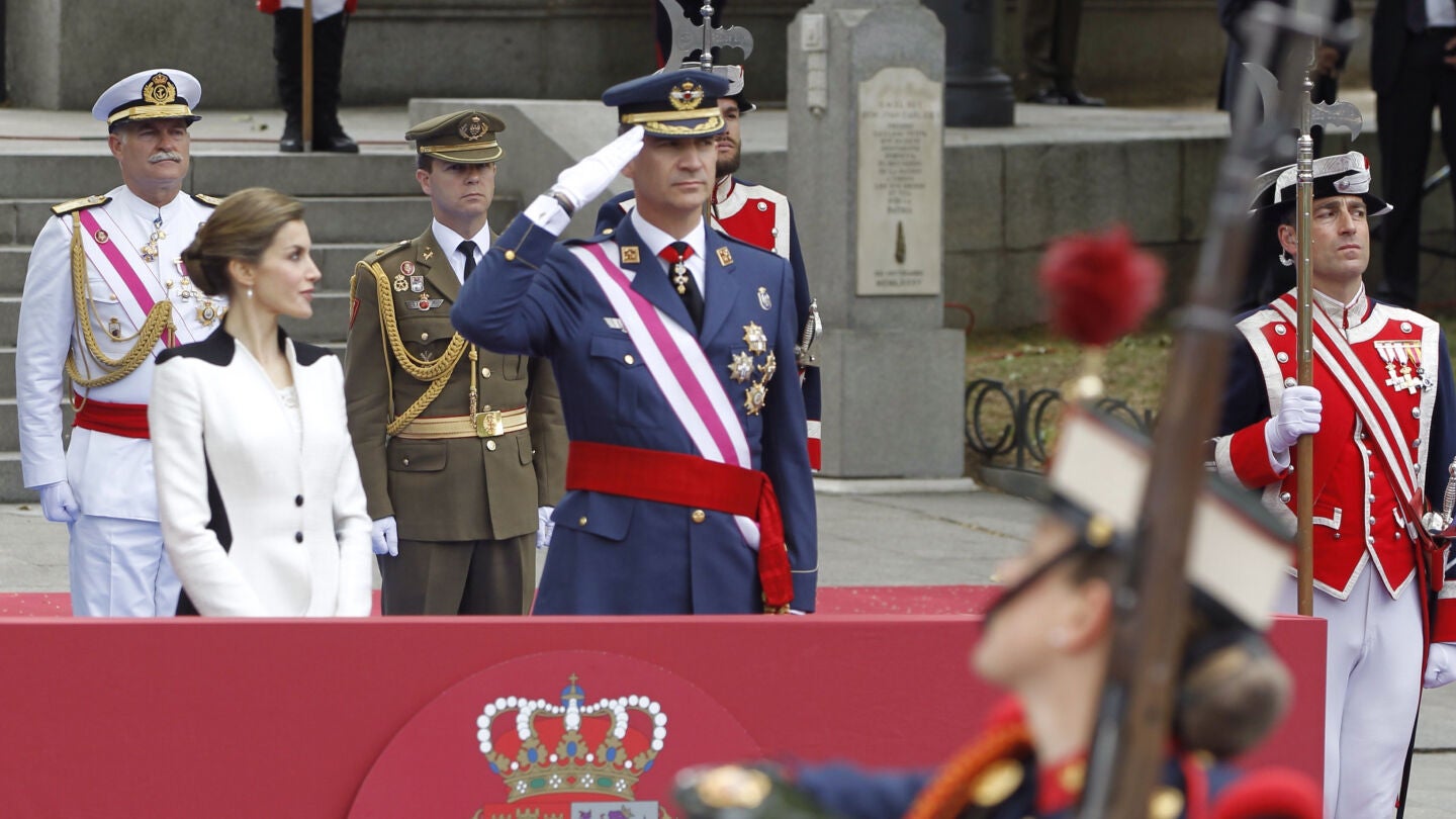 Los Reyes durante el acto central del D&iacute;a de las Fuerzas Armadas en 2016