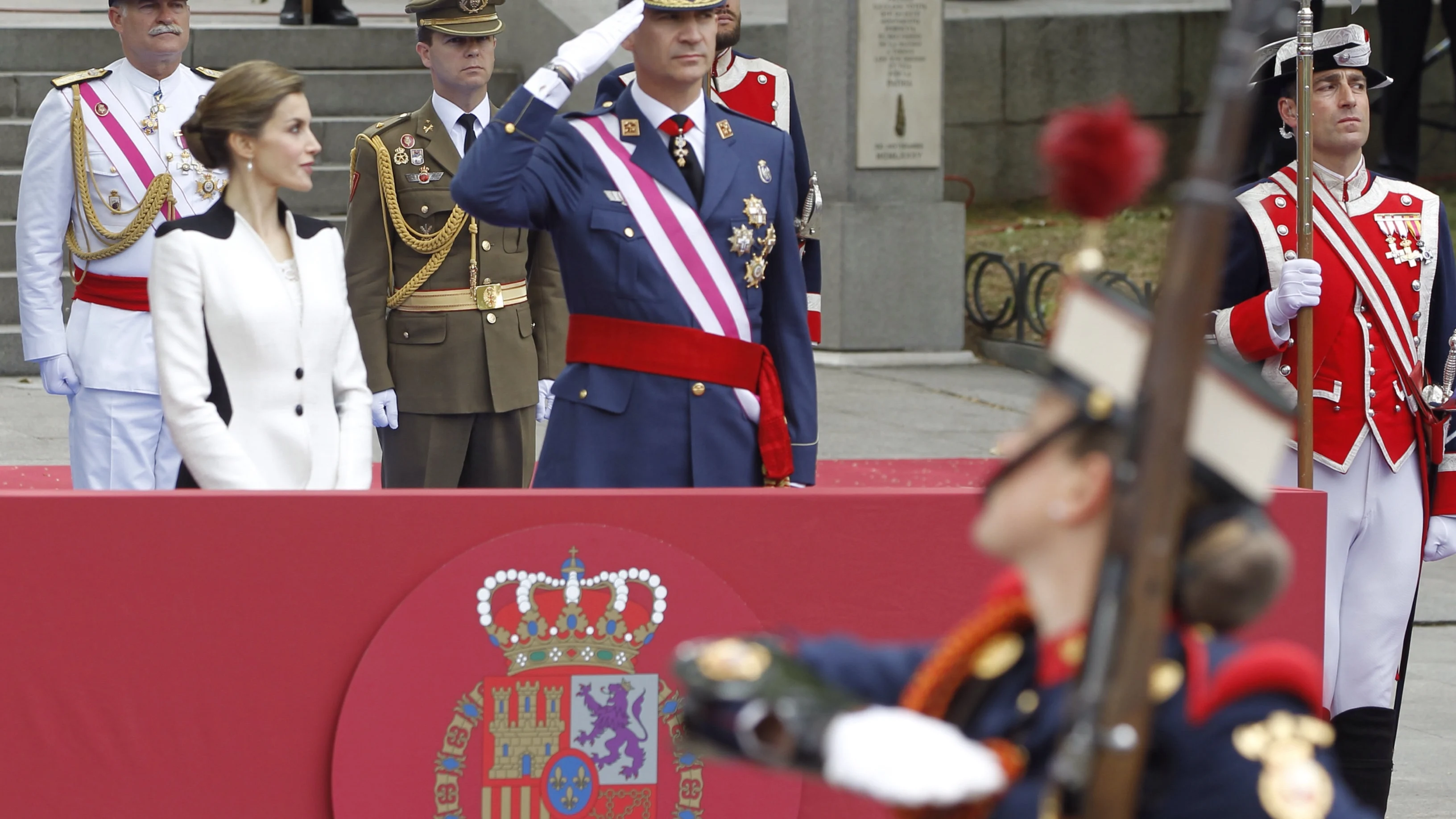 Los Reyes durante el acto central del Día de las Fuerzas Armadas en 2016