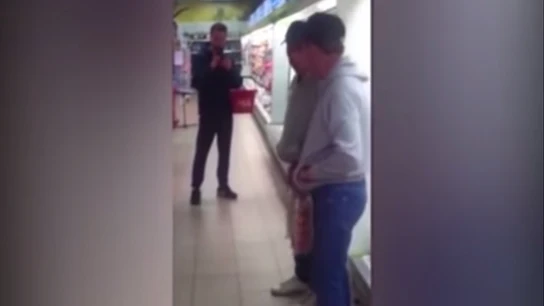 El hombre discutió con su propio reflejo El hombre discutió con su propio reflejo