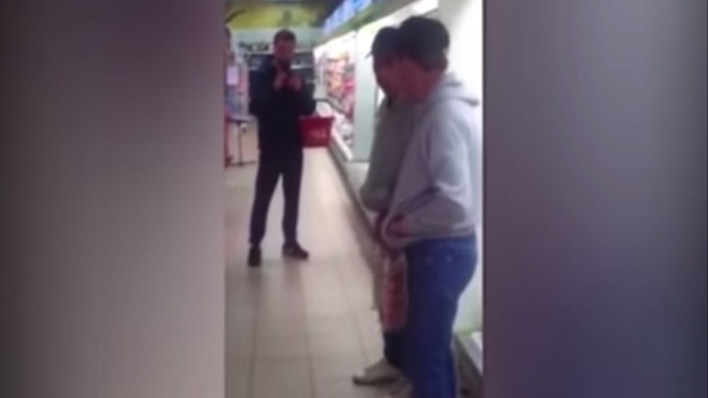El hombre discuti&oacute; con su propio reflejo
