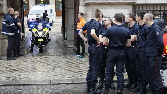 Una ambulancia abandona el edificio en el que se encontraban los heridos del parque de París Una ambulancia abandona el edificio en el que se encontraban los heridos del parque de París