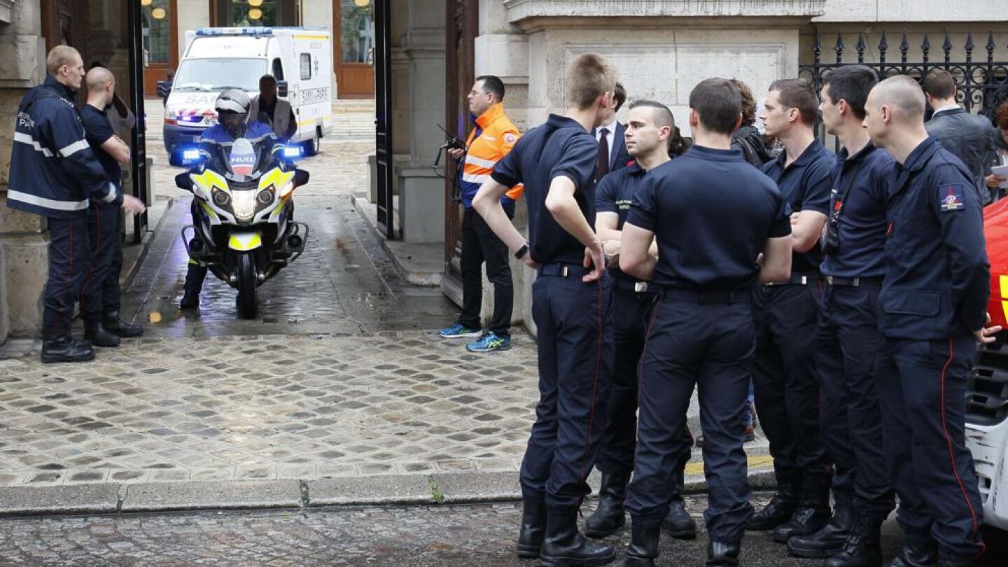 Una ambulancia abandona el edificio en el que se encontraban los heridos del parque de Par&iacute;s