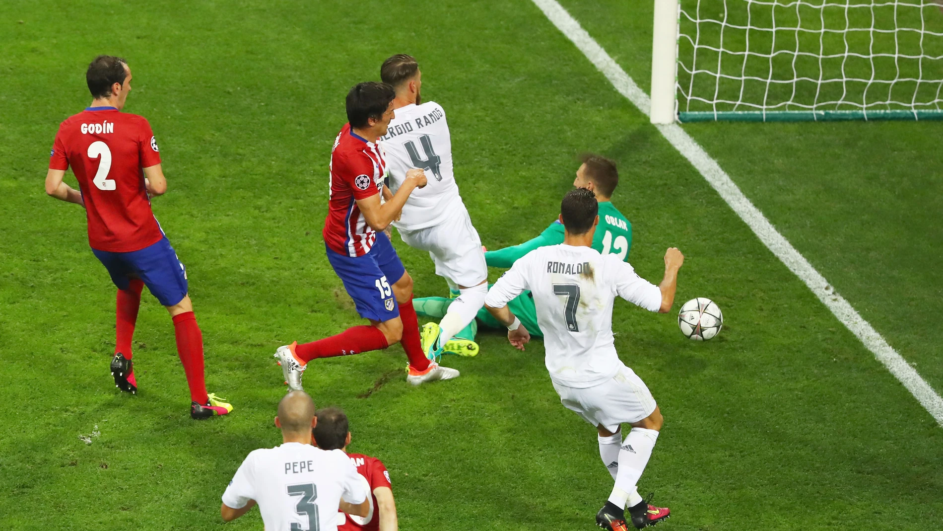 Sergio Ramos aprovechó y marcó el primer gol del partido
