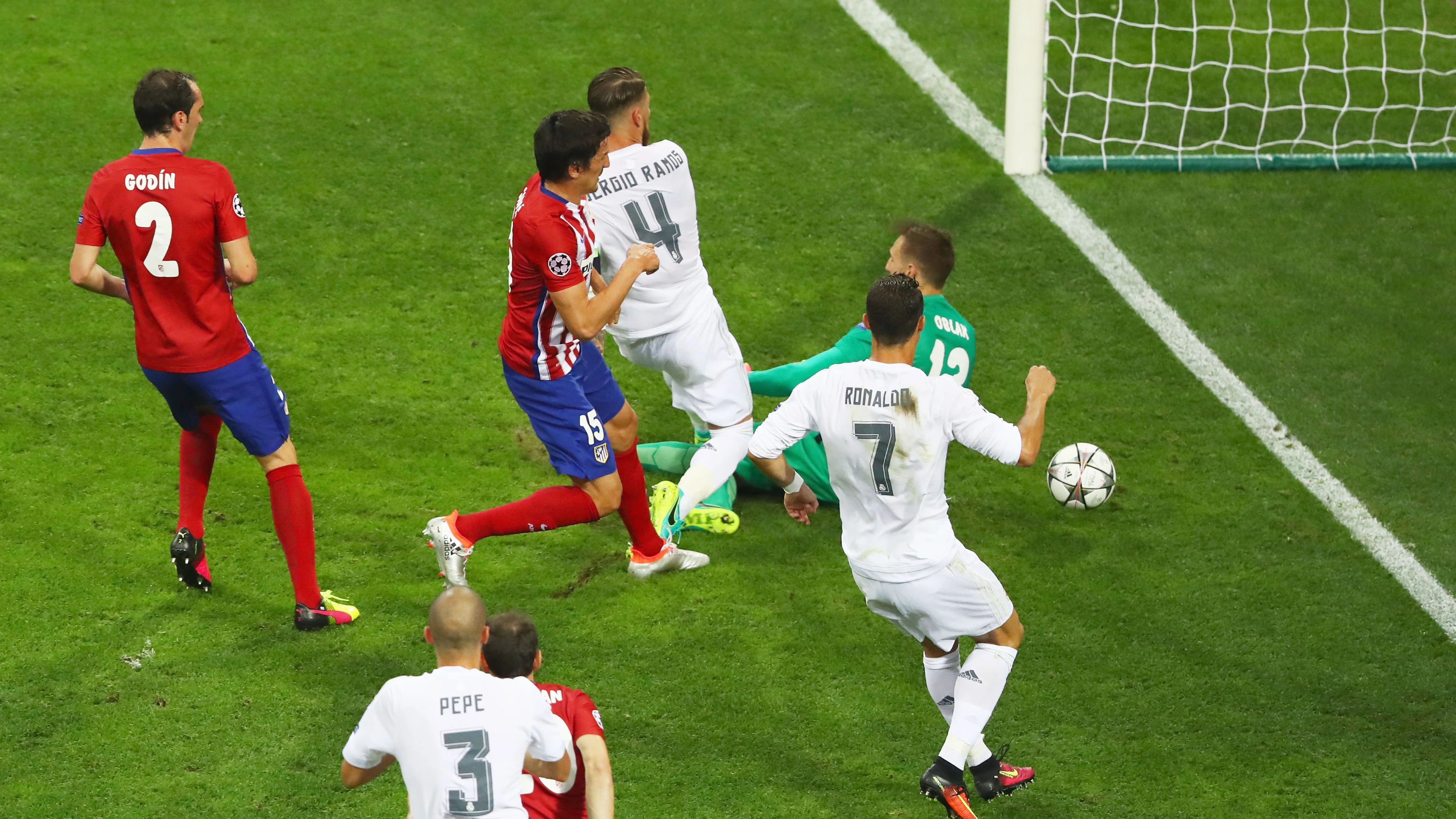 Sergio Ramos aprovechó y marcó el primer gol del partido Sergio Ramos aprovechó y marcó el primer gol del partido