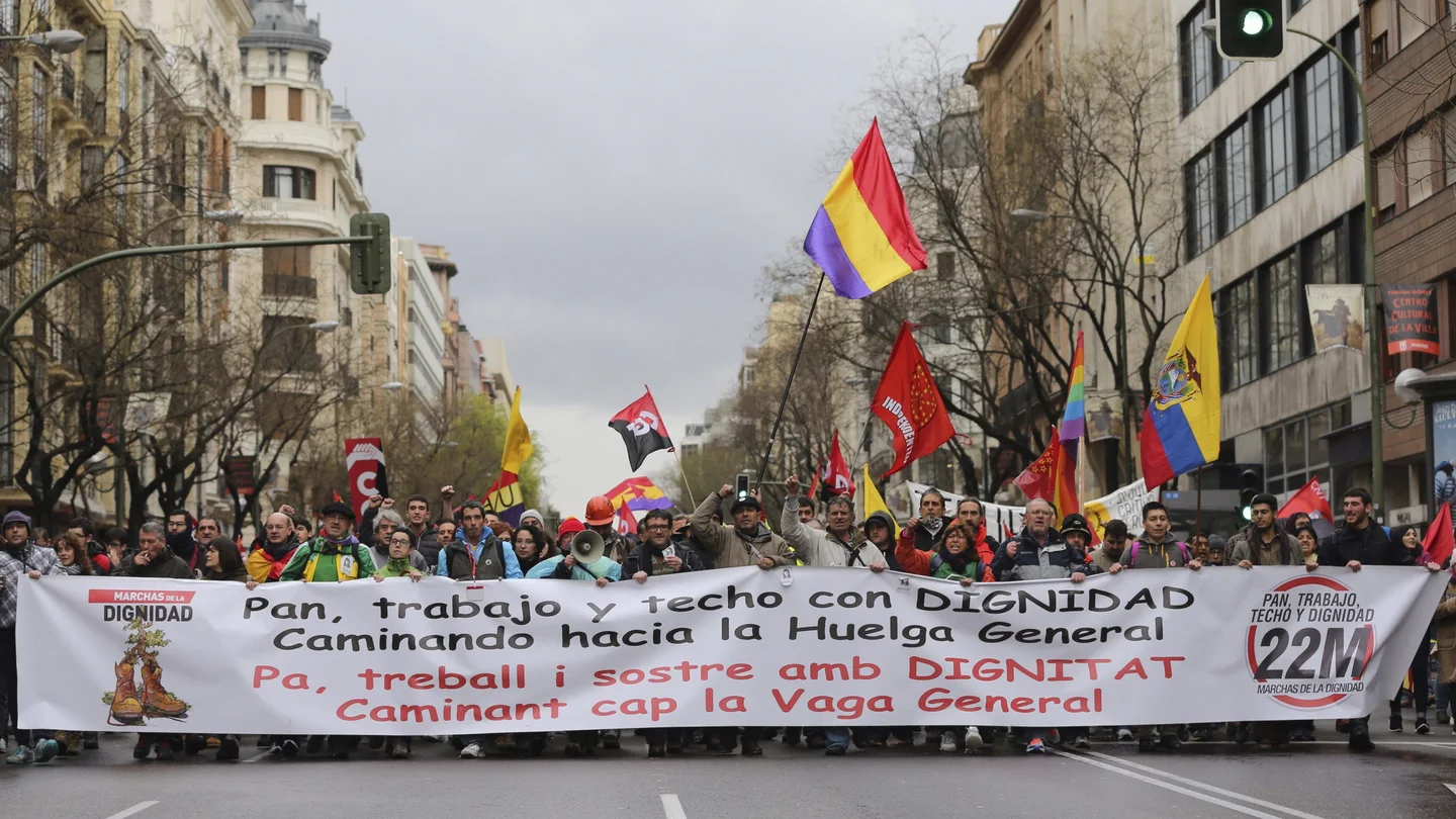 Una de las nueva columnas procedentes de todas las comunidades y formadas por cientos de manifestantes Una de las nueva columnas procedentes de todas las comunidades y formadas por cientos de manifestantes