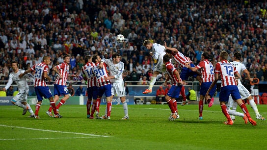 Sergio Ramos marca de cabeza al Atl&eacute;tico de Madrid en la final de Lisboa