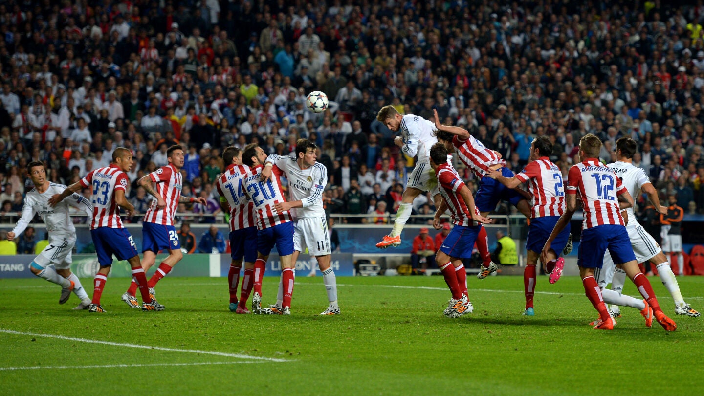 Sergio Ramos marca de cabeza al Atl&eacute;tico de Madrid en la final de Lisboa