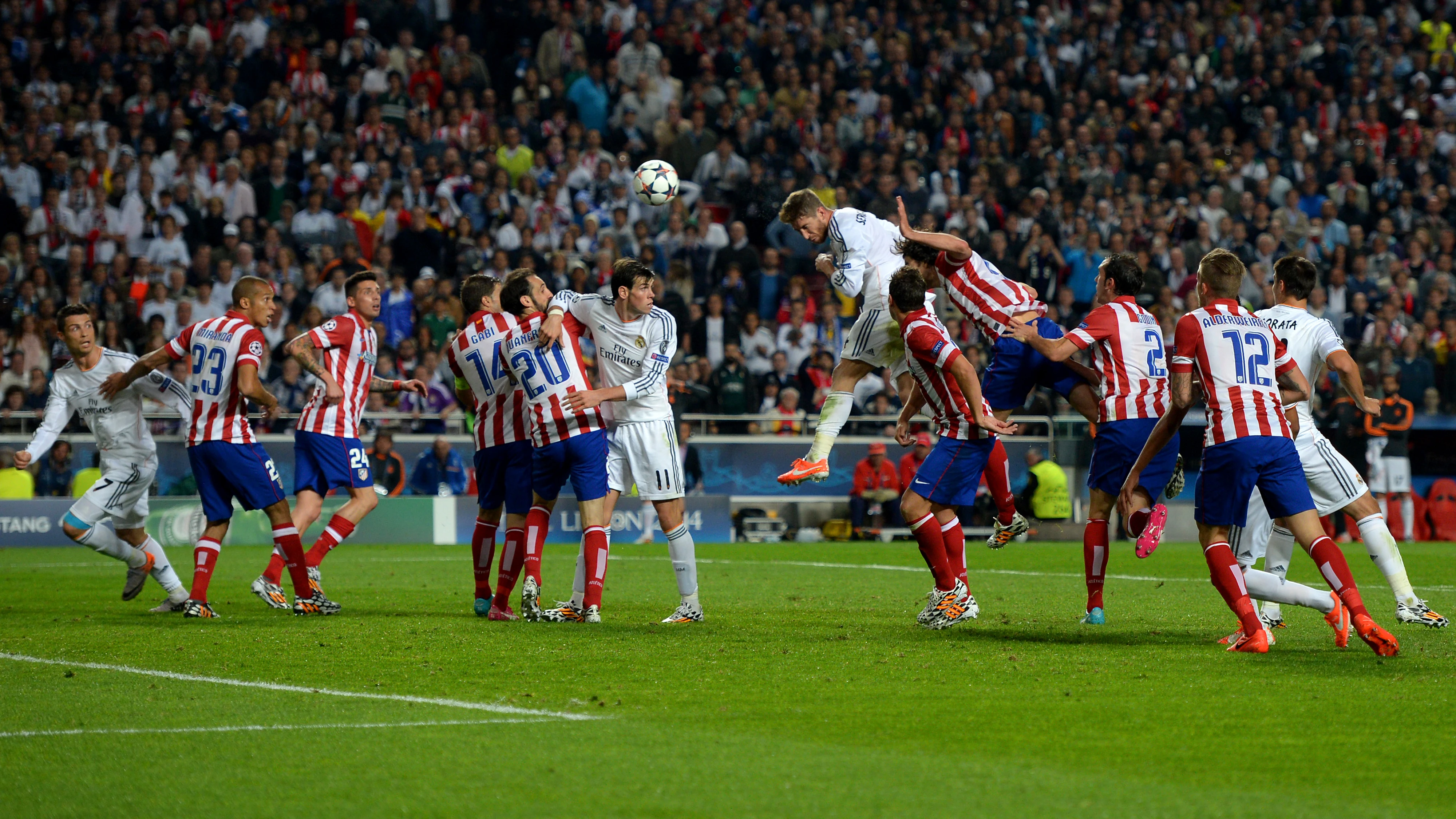Sergio Ramos marca de cabeza al Atlético de Madrid en la final de Lisboa