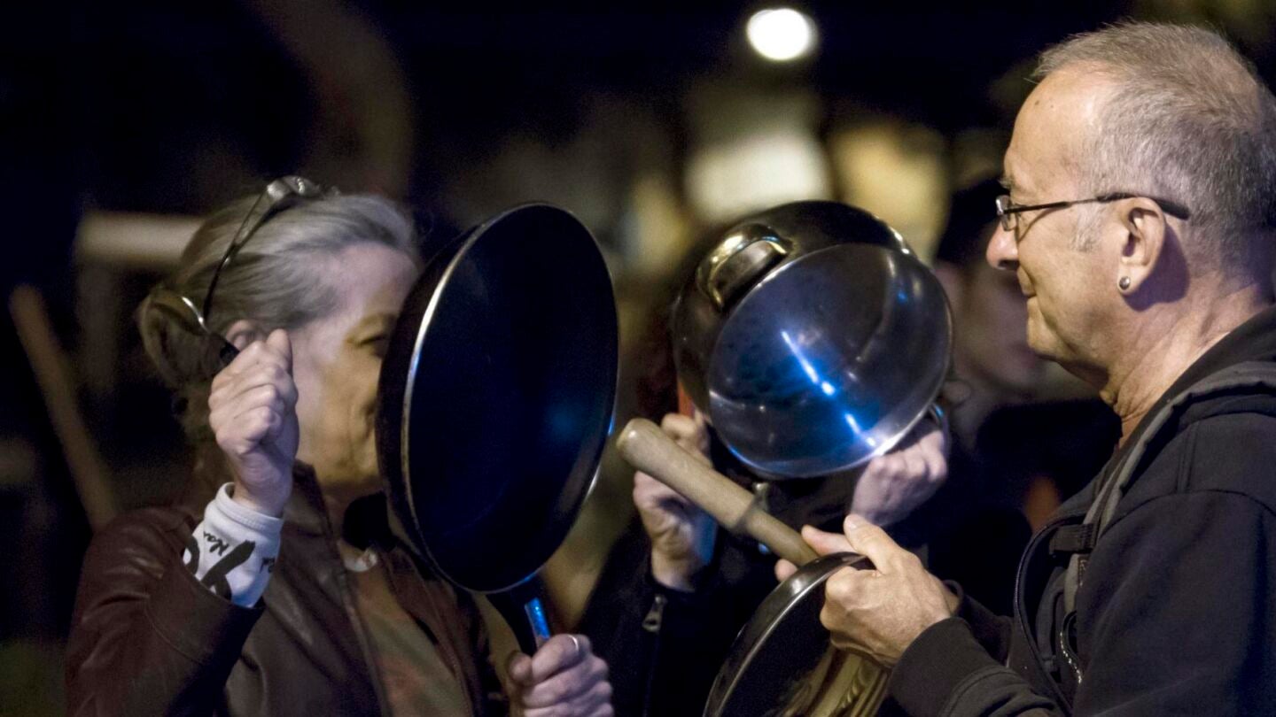 Cacerolada realizada en la Pla&ccedil;a del Nord, en el barrio de Gr&agrave;cia