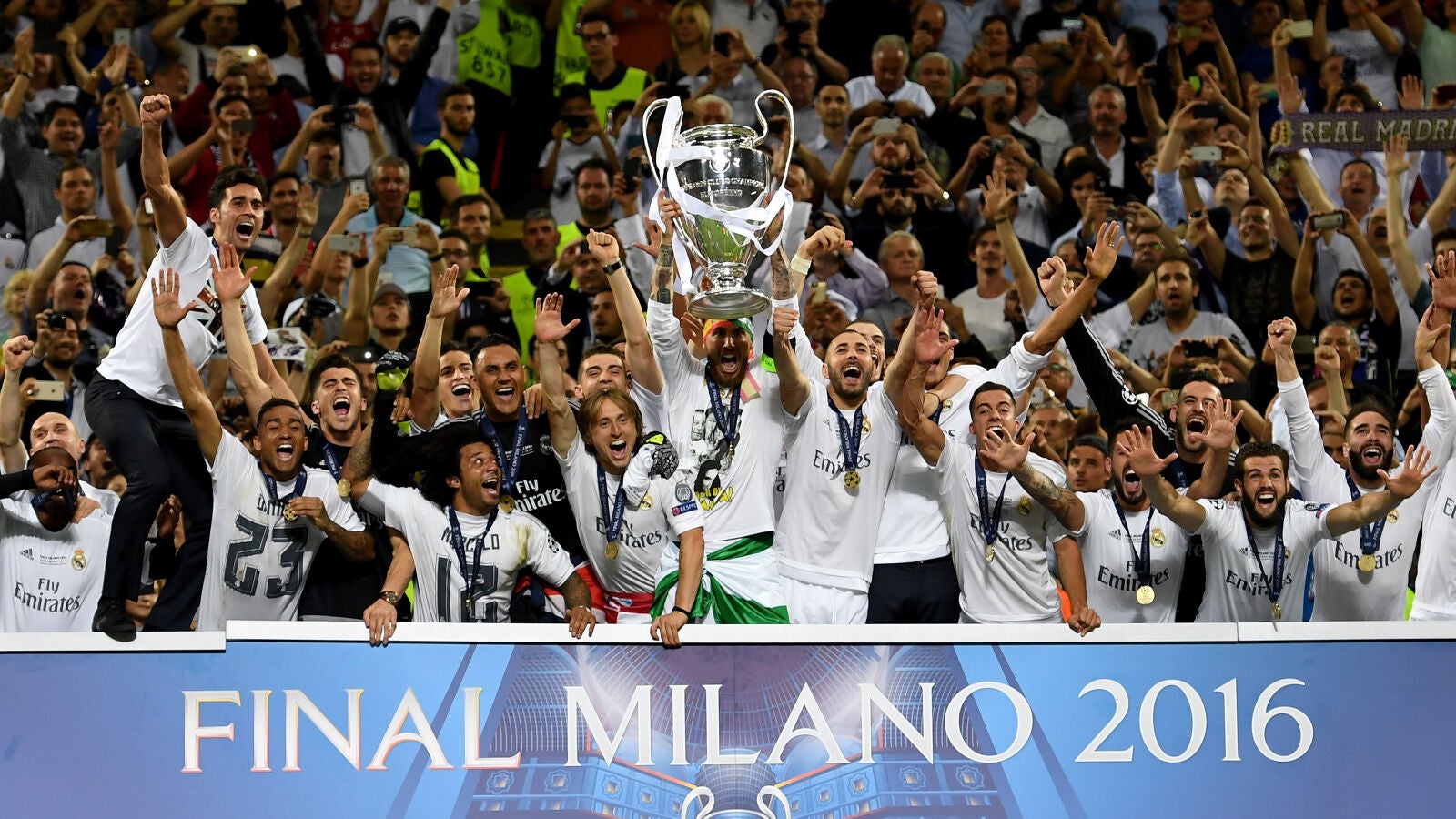 Ramos levanta la Und&eacute;cima al cielo de Mil&aacute;n