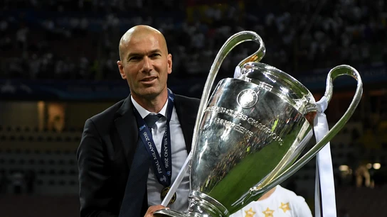 Zinedine Zidane con la Copa de la Champions League Zinedine Zidane con la Copa de la Champions League