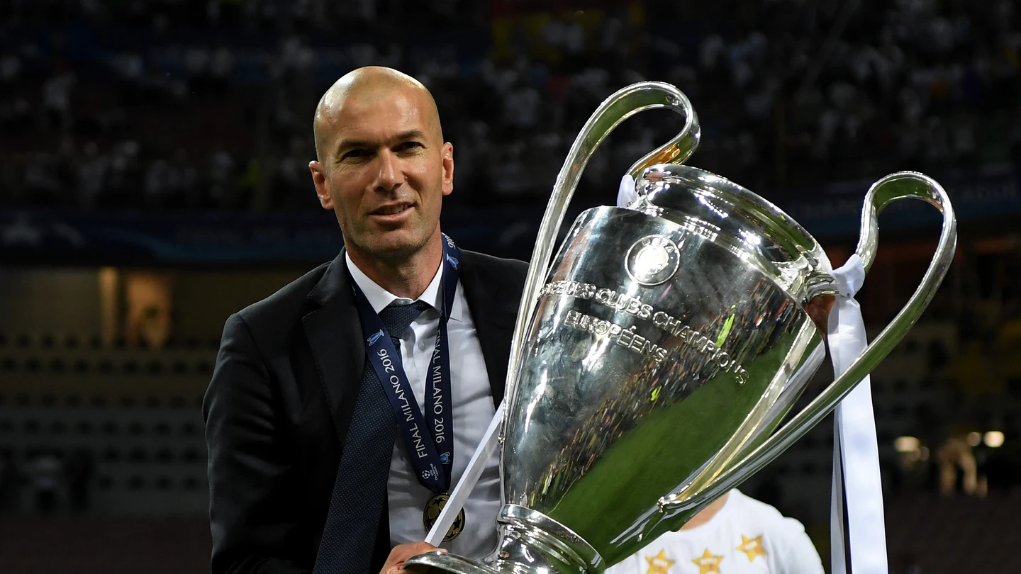 Zinedine Zidane con la Copa de la Champions League Zinedine Zidane con la Copa de la Champions League