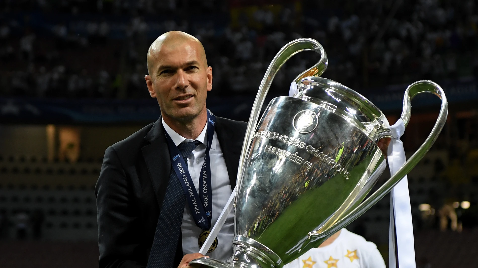 Zinedine Zidane con la Copa de la Champions League
