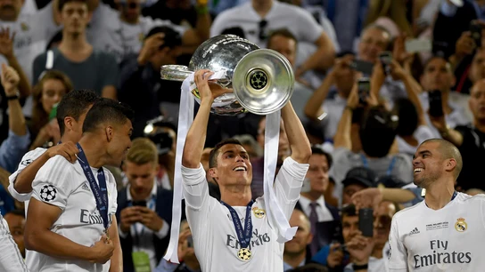 Cristiano Ronaldo levanta la Copa de la Undécima Cristiano Ronaldo levanta la Copa de la Undécima