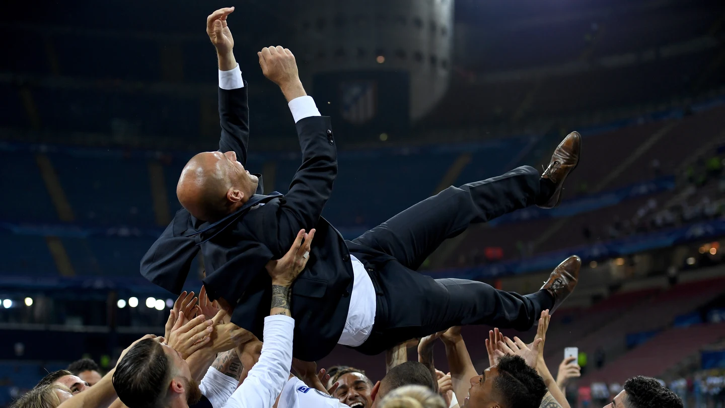 Zidane, manteado por sus jugadores en San Siro Zidane, manteado por sus jugadores en San Siro