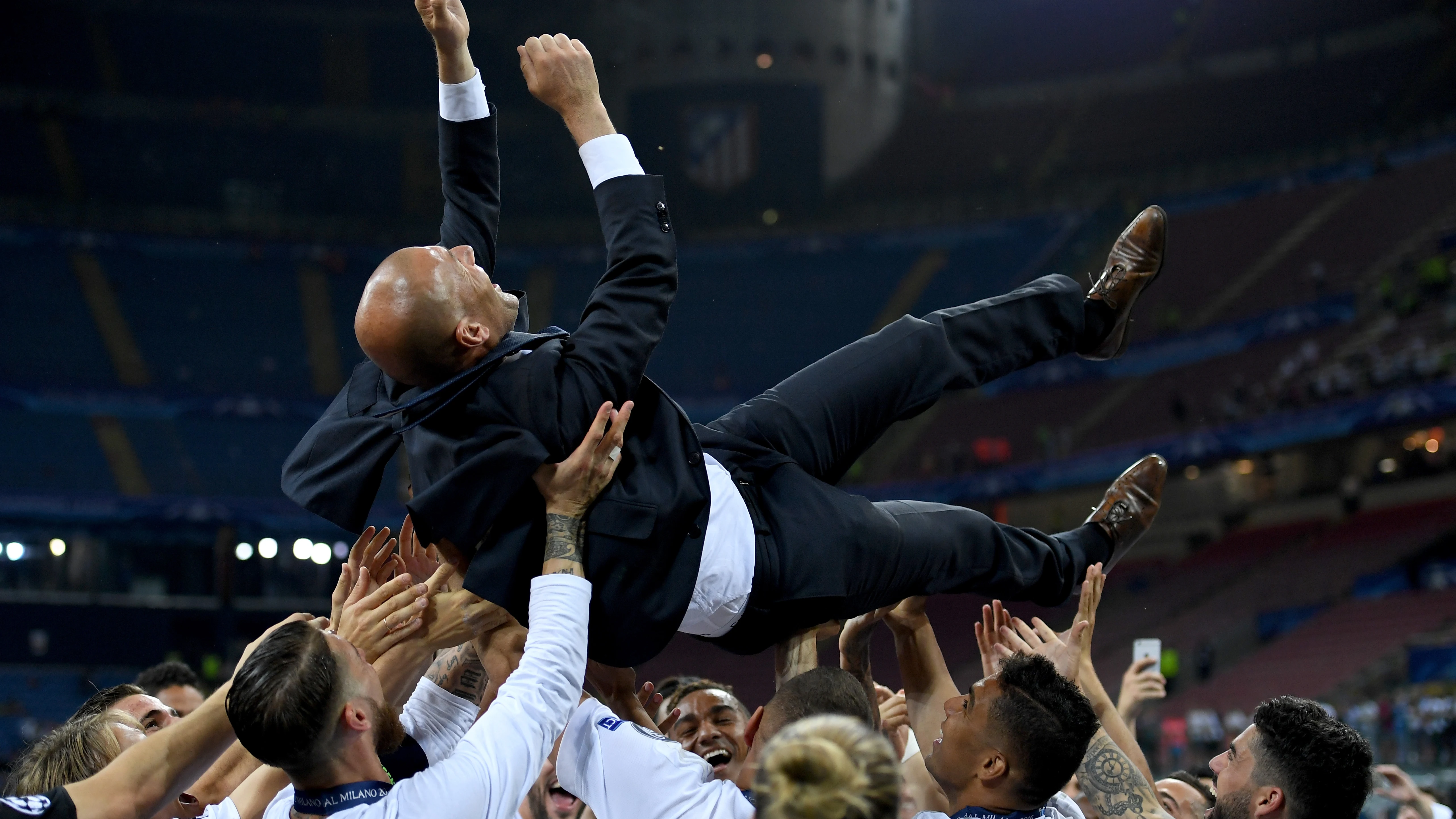 Zidane, manteado por sus jugadores en San Siro Zidane, manteado por sus jugadores en San Siro