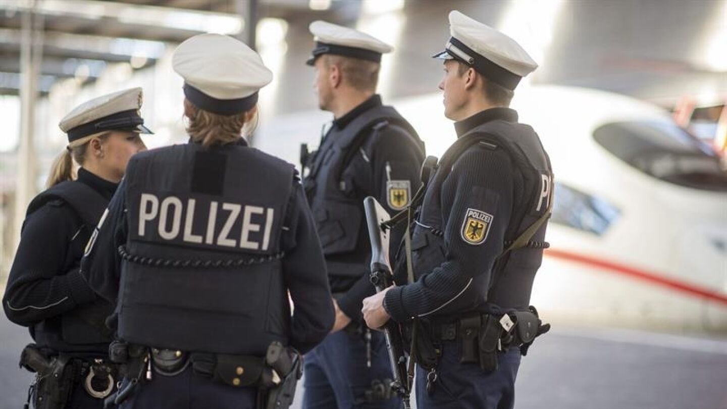 Polic&iacute;as alemanes patrullan por una estaci&oacute;n de tren