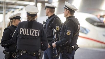 Policías alemanes patrullan por una estación de tren
