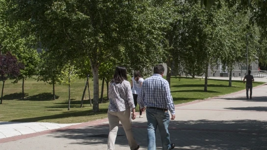 Dos personas caminando Dos personas caminando