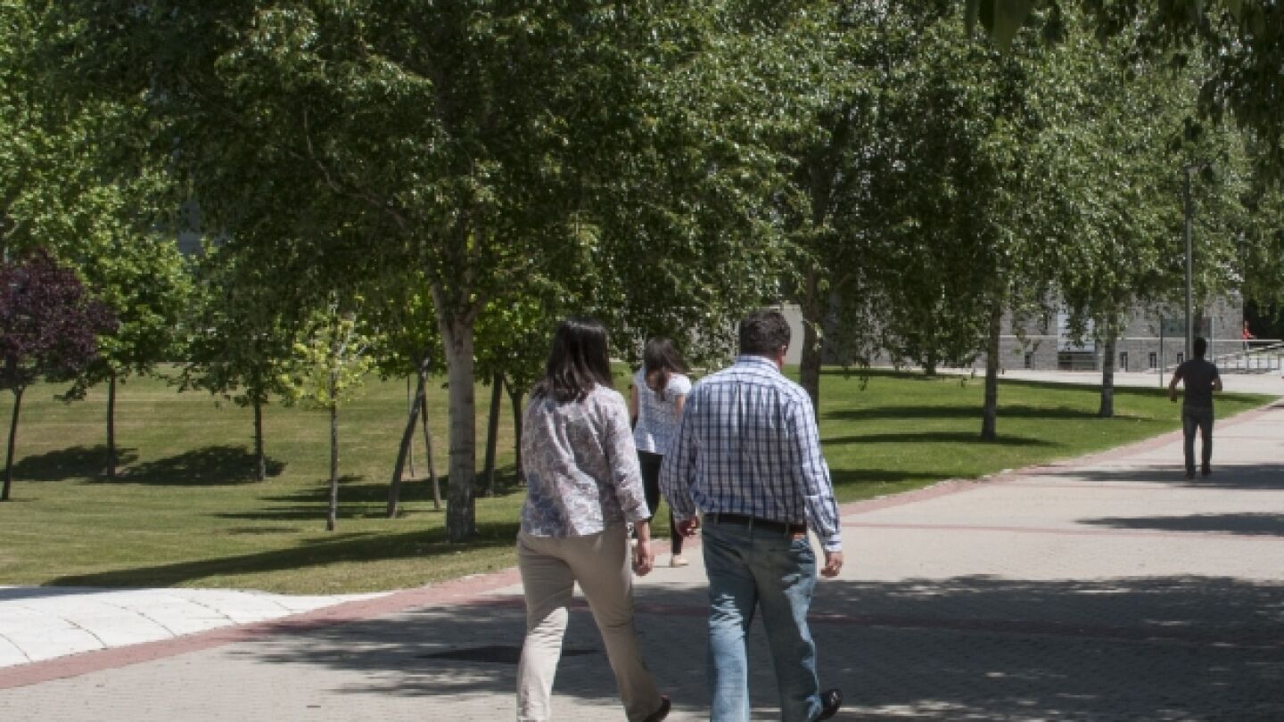 Dos personas caminando