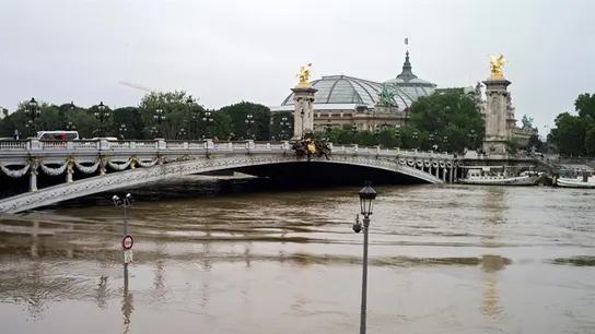 Vista general de lámparas parcialmente sumergidas junto al puente Alexandre III en el río Sena en París Vista general de lámparas parcialmente sumergidas junto al puente Alexandre III en el río Sena en París