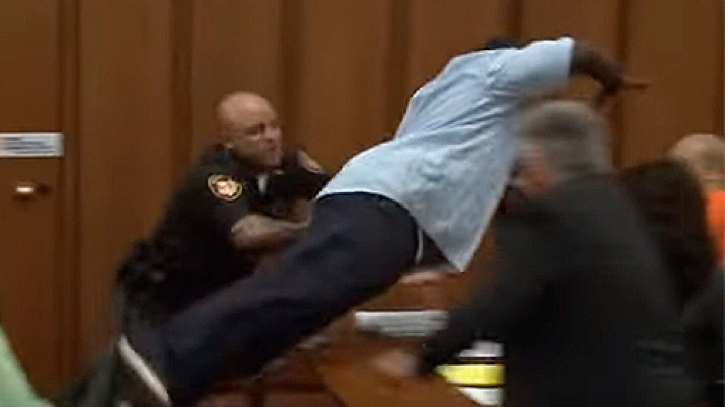 El padre de la v&iacute;ctima se lanza sobre el asesino de su hija.