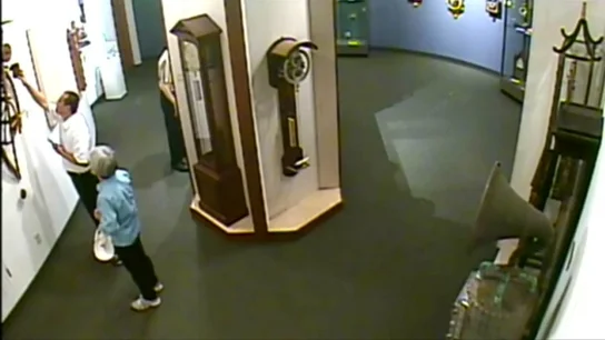 Frame 0.0 de: Un hombre toca repetidamente la pieza de un museo hasta que la tira y se rompe Frame 0.0 de: Un hombre toca repetidamente la pieza de un museo hasta que la tira y se rompe