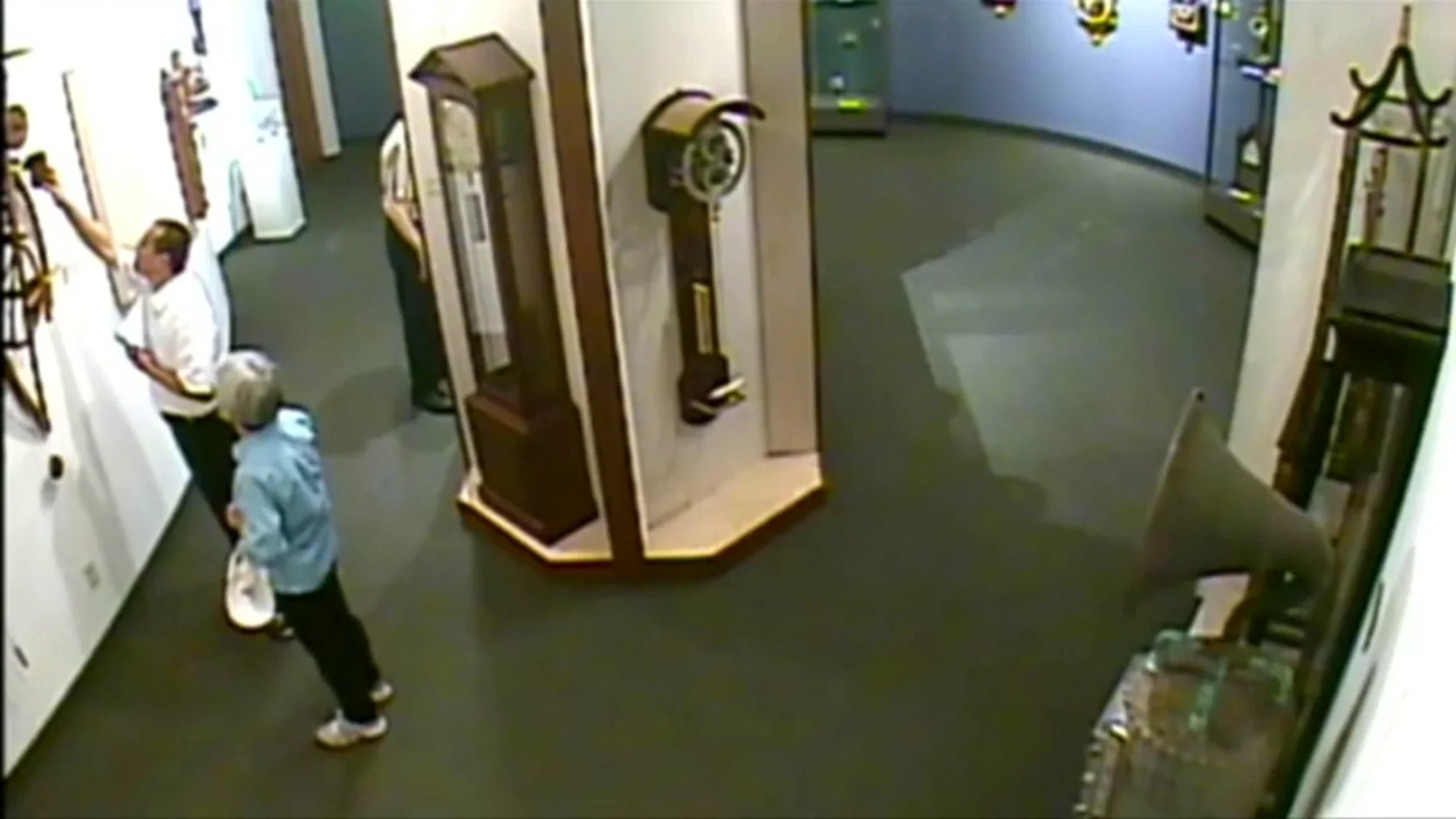Frame 0.0 de: Un hombre toca repetidamente la pieza de un museo hasta que la tira y se rompe