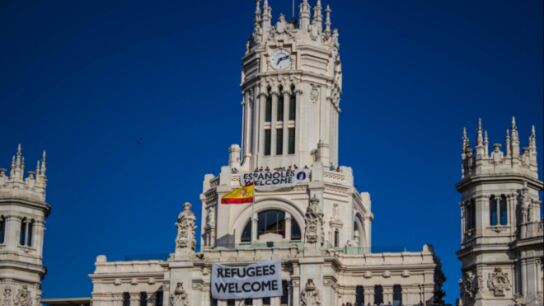 'Espa&ntilde;oles Welcome' la pancarta colgada por un grupo de Neonazis en el Ayuntamiento de Madrid