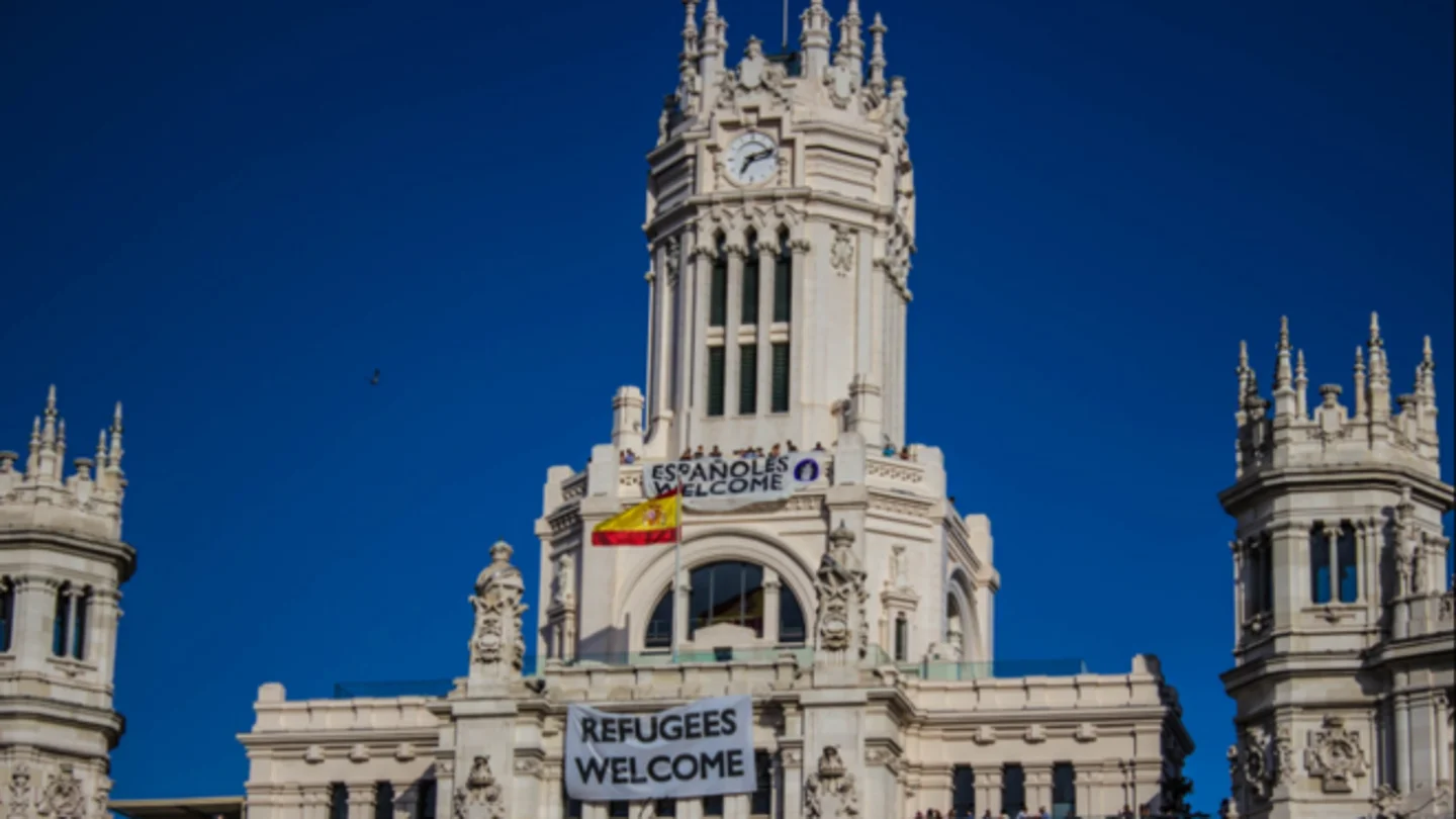 Welcome' la pancarta colgada por un grupo de neonazis en el Ayuntamiento de Madrid'Españoles 'Españoles Welcome' la pancarta colgada por un grupo de Neonazis en el Ayuntamiento de Madrid
