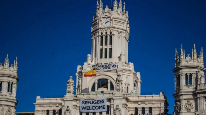 'Españoles Welcome' la pancarta colgada por un grupo de Neonazis en el Ayuntamiento de Madrid