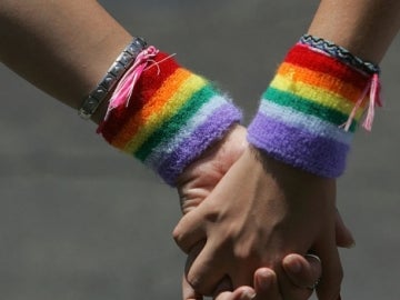 Una pareja gay pasea de la mano