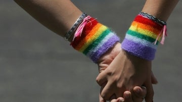 Una pareja gay pasea de la mano