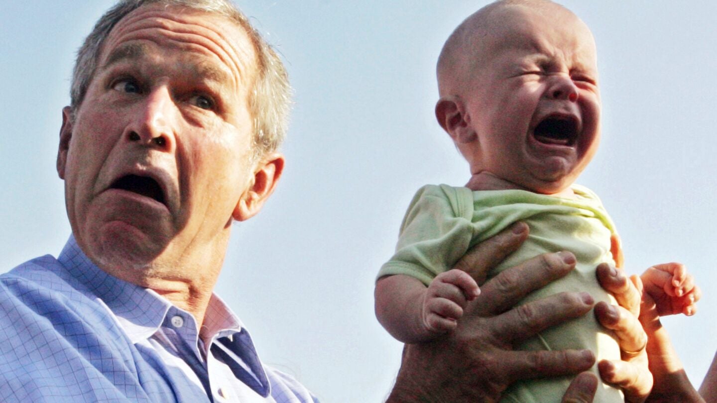 Geroge Bush cogiendo a un beb&eacute; que llora