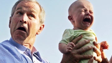 Geroge Bush cogiendo a un bebé que llora