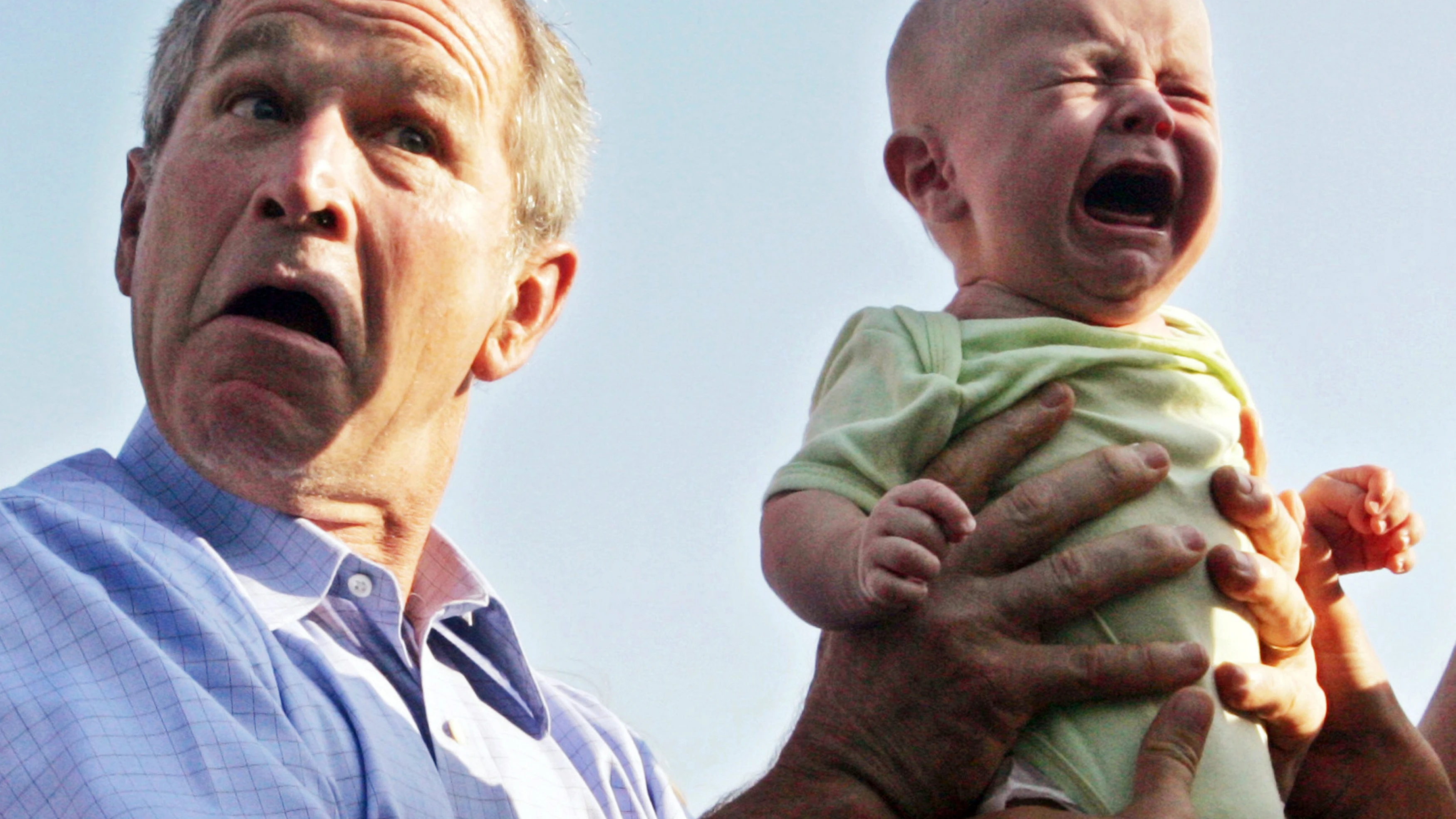 Geroge Bush cogiendo a un bebé que llora