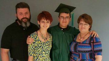 Un joven autista logra graduarse en Secundaria