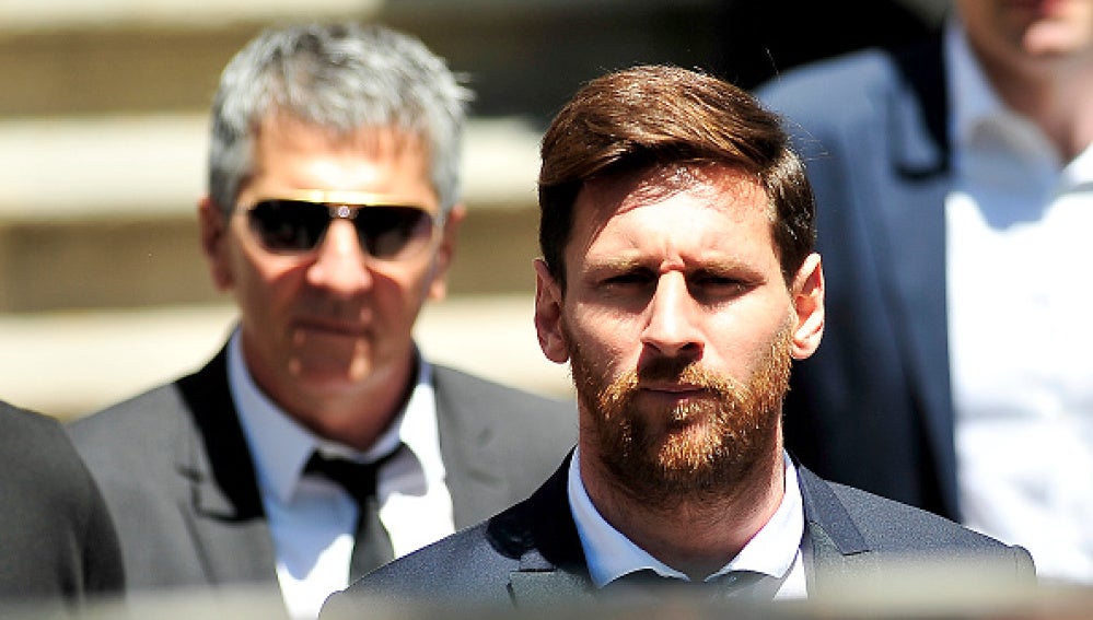 Leo Messi y su padre, a la llegada de la Audiencia de Barcelona