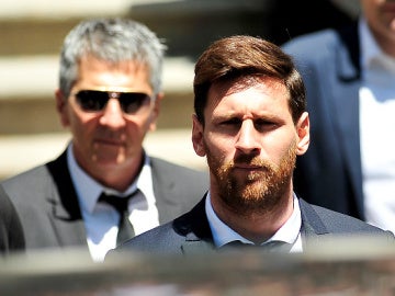 Leo Messi y su padre, a la llegada de la Audiencia de Barcelona Leo Messi y su padre, a la llegada de la Audiencia de Barcelona