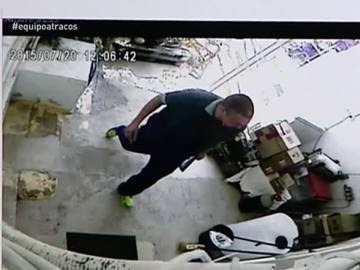 Fernando Barrantes, en una imagen de una cámara de seguridad Fernando Barrantes, en una imagen de una cámara de seguridad