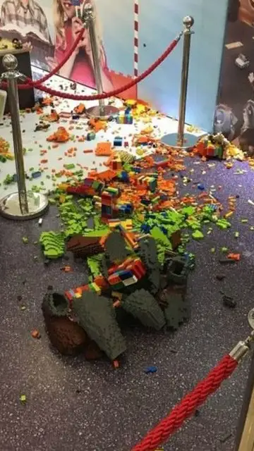 La estatua de 'Nick Wilde' destrozada La estatua de 'Nick Wilde' destrozada