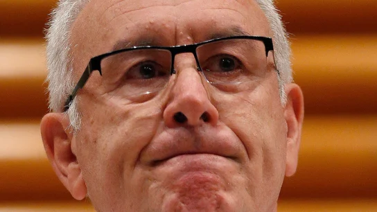 Cayo Lara a Garzón: "Me va a costar votar, pero lo haré como si fueras el candidato aunque vayas quinto" Cayo Lara a Garzón: "Me va a costar votar, pero lo haré como si fueras el candidato aunque vayas quinto"