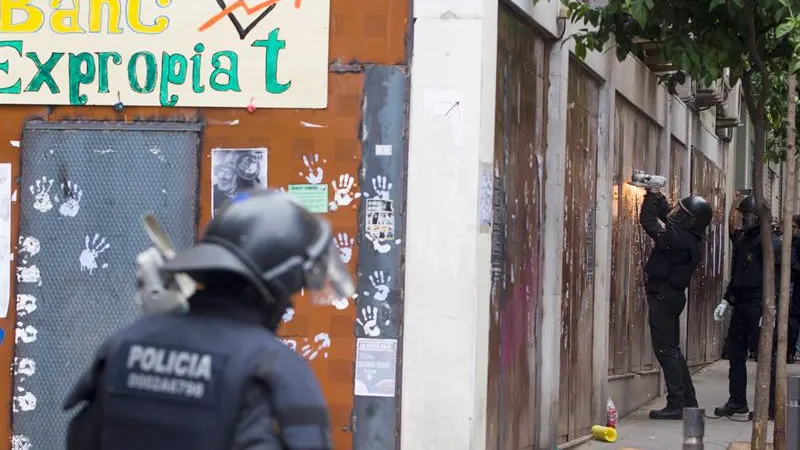 Los Mossos d'Esquadra entran en el 'Banc Expropiat' Los Mossos d'Esquadra entran en el 'Banc Expropiat'