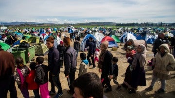 Refugiados y migrantes de un campo de refugiados turco
